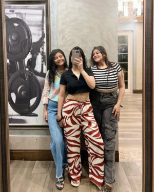 Diksha Bhatia Instagram - Pool day with chatpate songs and my chatpati girls🏊♀️👯♀️💗
Top & Pants- @hm
Swimsuit- @decathlonsportsindia
#explore #poolday #girlsdayout #bestfriends #pinklips #mirrorselfies #swimsuit #girlgang #photodump
