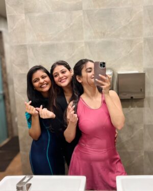 Diksha Bhatia Instagram - Pool day with chatpate songs and my chatpati girls🏊♀️👯♀️💗
Top & Pants- @hm
Swimsuit- @decathlonsportsindia
#explore #poolday #girlsdayout #bestfriends #pinklips #mirrorselfies #swimsuit #girlgang #photodump
