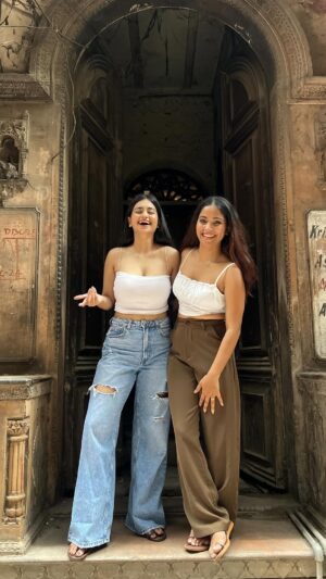 Diksha Bhatia Instagram - Twinning with bestie 💕>>> Share with your girliesss 🥰
#explorepage✨ #trendingreels #trendingsongs #dance #sappire #bestie #girls
