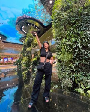 Diksha Bhatia Instagram - Boarding my dreams✈️✨

📍: @changiairport 

[ singapore airport , airport ootd , all black fit inspo , vacation , travel look ] 

#explore #airportlook #travel #ootd #singaporeairport #changiairport #fypシ
