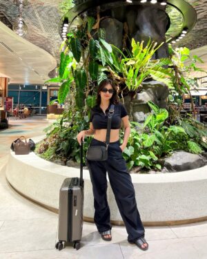 Diksha Bhatia Instagram - Boarding my dreams✈️✨

📍: @changiairport 

[ singapore airport , airport ootd , all black fit inspo , vacation , travel look ] 

#explore #airportlook #travel #ootd #singaporeairport #changiairport #fypシ