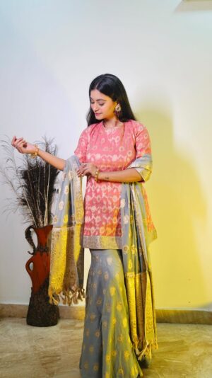 Diksha Bhatia Instagram - Okay but now I see why Ananya Panday couldn’t stop twirling in these Aurelia fits 🤌😍
From the flowy fit to the dreamy color combos —these outfits are made for all the festivities & endless dance nights 💕💛
Tap & shop their new festive collection now @aurelia_womenswear ✨
#FestiveWithAurelia #FestiveWithAurelia #AureliaWomen #festiveoutfits #festivefits #desiglam #shararasuit #ethnicfashion #festiveootd #indianfashion #festivestyle #reelsinstagram #trending #ananyapanday #recreation
