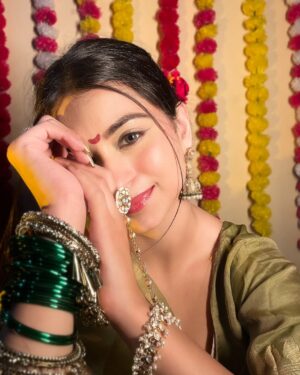 Diksha Bhatia Instagram - Agle baras aana hai, aana hi hoga🥹🙏🏻✨
Jewellery: @olivearajewels 💕
Outfit: Mom’s wardrobe 🤭
#ganpatibappa #ganpatibappamorya #ganpativisarjan #ganeshchaturthi #explore