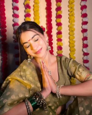 Diksha Bhatia Instagram - Agle baras aana hai, aana hi hoga🥹🙏🏻✨
Jewellery: @olivearajewels 💕
Outfit: Mom’s wardrobe 🤭
#ganpatibappa #ganpatibappamorya #ganpativisarjan #ganeshchaturthi #explore