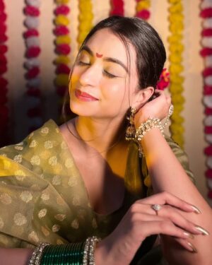 Diksha Bhatia Instagram - Agle baras aana hai, aana hi hoga🥹🙏🏻✨
Jewellery: @olivearajewels 💕
Outfit: Mom’s wardrobe 🤭
#ganpatibappa #ganpatibappamorya #ganpativisarjan #ganeshchaturthi #explore