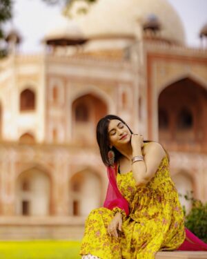 Diksha Bhatia Instagram - "Blooming with the flowers around me 🌼"
#postoftheday #delhimodel #shootout #candidmoments #virałpost #fashionlook #likephoto #instagrampost #instagrowth #aesthetics #explorers