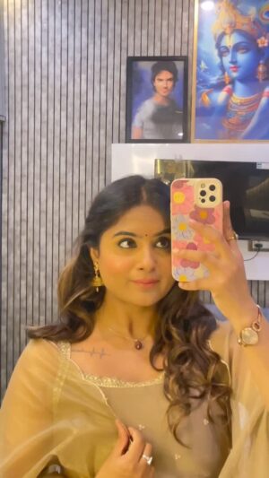 Diksha Choudhary Instagram - Pardesiya mila hai tu jabse mujhe 😍❤️
.
.
#reelsinstagram #bollywood #paramsundari #pardesiya #trending #reels