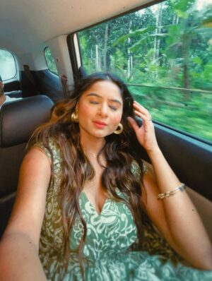 Diksha Choudhary Instagram - लहराती है मेहकी हवा 🌧️
.
.
#explore #explorepage #fyp #trending #photos #instapic #barish #rain #wayanad #mountains #funtrip #travel