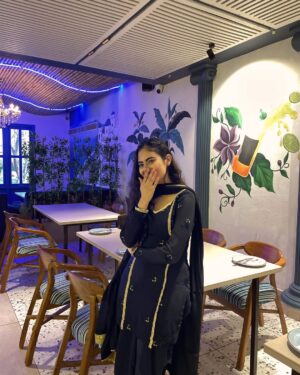 Dilsheen Kaur Instagram - Rakhi sambh ke 🌹 wangran @idilsheenkaur #dilsheenkaur 
Location 📍 @the_blu_door_caafe 
📸 - @cinevogue_cinematography