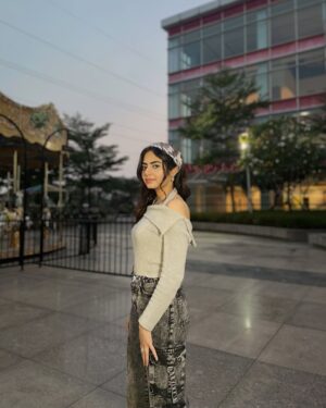 Dilsheen Kaur Instagram - Chess vli rani vangu♟️👸❤️ 
@idilsheenkaur #dilsheenkaur