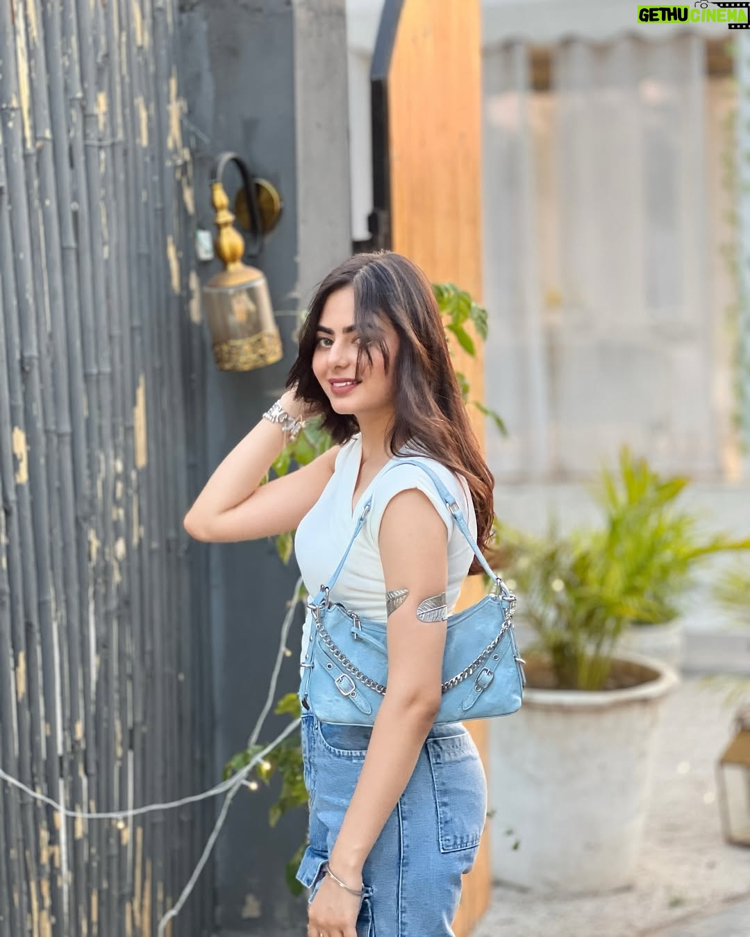 Dilsheen Kaur - 26.1K Likes - 🩵🤍 @idilsheenkaur #dilsheenkaur 
 Top @nykaafashion 
Blush @faebeautyofficial 
👜 @aldo_shoes
