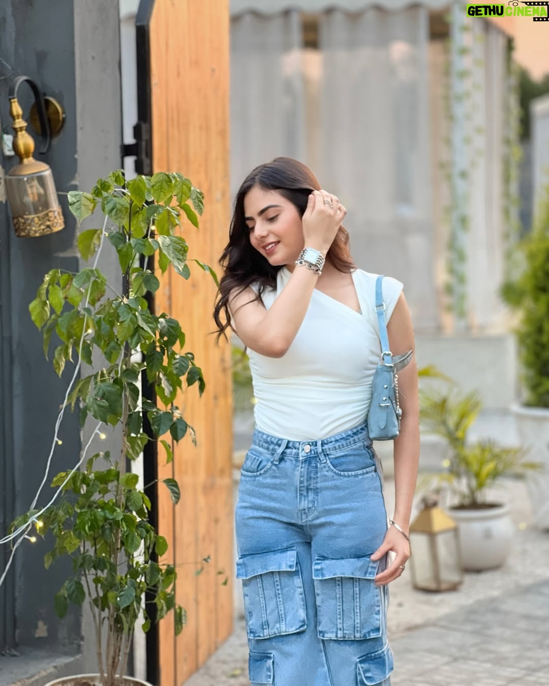 Dilsheen Kaur - 26.1K Likes - 🩵🤍 @idilsheenkaur #dilsheenkaur 
 Top @nykaafashion 
Blush @faebeautyofficial 
👜 @aldo_shoes