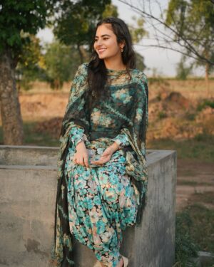 Dilsheen Kaur Instagram - ਜਦੋਂ ਹਿੱਸੇ ਚੰਨ ਹੋਏ ,ਤਾਰਿਆਂ ਦੀ ਭਾਲ ਨਹੀ ਰਹਿੰਦੀ ❤️🌸
@idilsheenkaur #dilsheenkaur
.
.
📸- @_dream_films