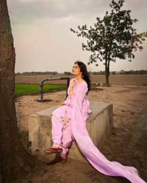 Dilsheen Kaur Instagram - Aisi badal’an di ghataa banja🌸❤️ @idilsheenkaur #dilsheenkaur

📸- @cinevogue_cinematography