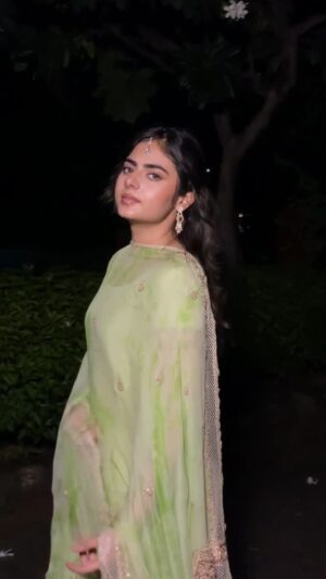 Dilsheen Kaur Instagram - 🤭🌸 @idilsheenkaur #dilsheenkaur 
📽️📸~ @cinevogue_cinematography
