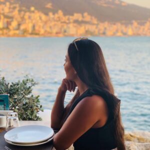 Dima Al Jundi Instagram - صباحو ☀️🙋🏽♀️🌊
-
شو رأيكون بهالمنظر ؟ في أحلى 😍🤩
-
#ديمة_الجندي #dima_aljundi #lebanon #beirut #montblanc #vacation #sealovers #morningvibes #familytime #seaview #seavibe
-
Photos by @claradagherr 🤗😍
