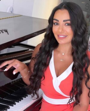 Dima Al Jundi Instagram - للبيانو 🎹 …
هناك أصابع بيضاء وهي السعادة ..
وأخري سوداء وهي الحزن …
تأكد دائماً انك تجيد العزف علي الاثنين معاً كي تعطي لحياتك لحناً 🎶 جميلاً …. 😚
-
#ديمة_الجندي #dima_aljundi #uae #dubai #mydubai #abudhabi #saudiarabia #qatar #bahrain #kuwait #music #piano #qoutesoftheday #behappy #positivevibes