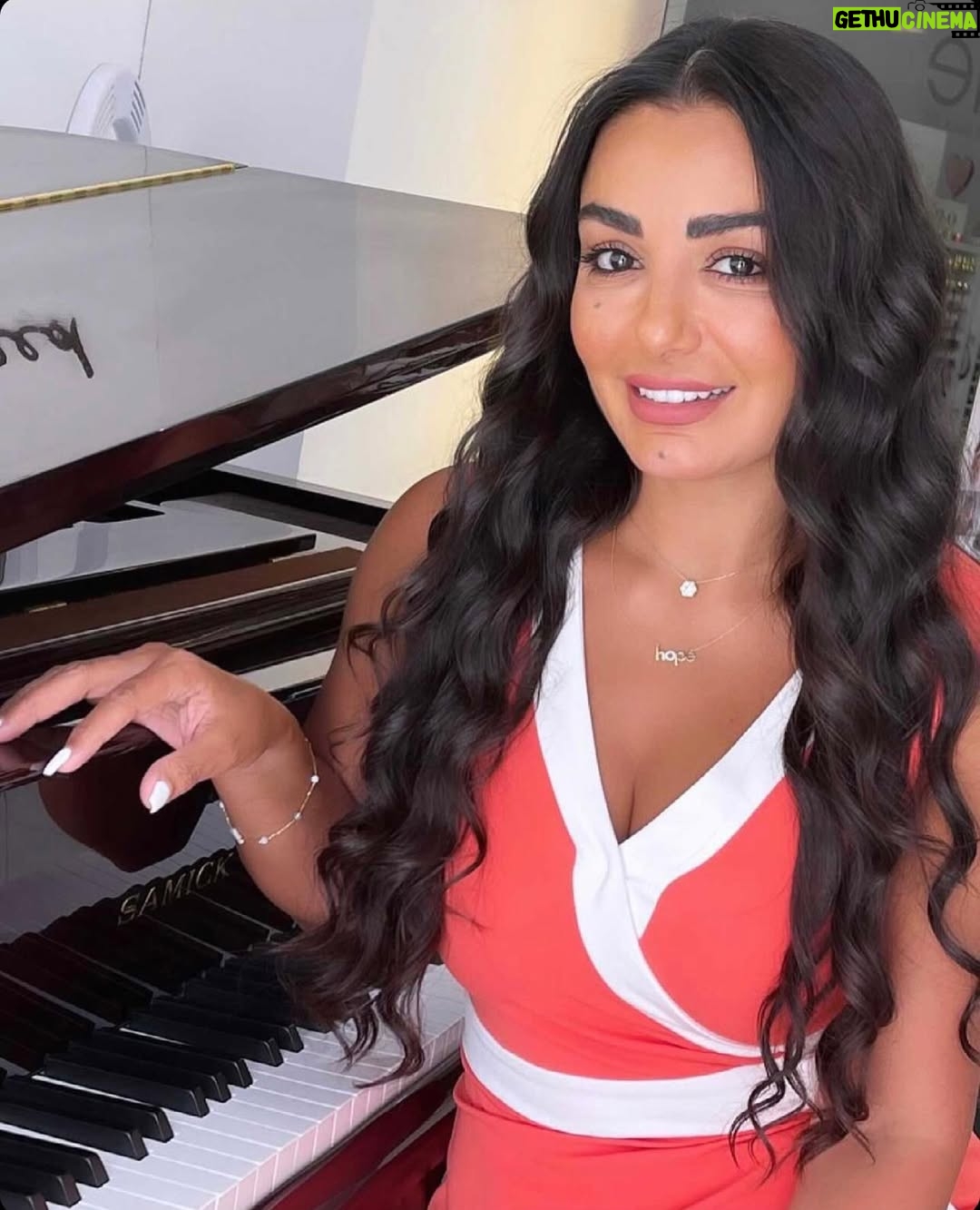 Dima Al Jundi - 19.3K Likes - للبيانو 🎹 … 
هناك أصابع بيضاء وهي السعادة .. 
وأخري سوداء وهي الحزن … 
تأكد دائماً انك تجيد العزف علي الاثنين معاً كي تعطي لحياتك لحناً 🎶 جميلاً …. 😚
- 
#ديمة_الجندي #dima_aljundi #uae #dubai #mydubai #abudhabi #saudiarabia #qatar #bahrain #kuwait #music #piano #qoutesoftheday #behappy #positivevibes