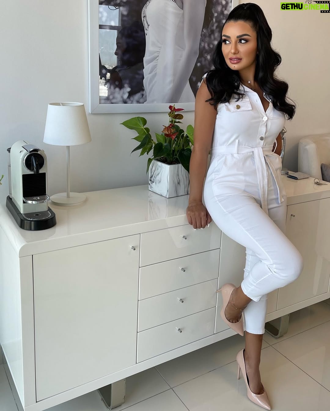 Dima Al Jundi - 25.2K Likes - نحنا بوحدة مو خالصين كيف تنتين 😜🤭
-
صباحكون 🤍 يا حلوين 😘
-
#ديما_الجندي #dima_aljundi #uae #dubai #mydubai #abudhabi #saudiarabia #qatar #bahrain #kuwait #jordan #eygept #syria #lebanon #iraq #palestine #morocco #algeria #oman #tunisia #libia #white #beautifulmorning #morningvibes #whitehome #actress #celebrity  #explore #makeup #hairstyle 
-
@samkaeikati 💄 💇🏽‍♀️ 📸