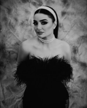 Dima Al Jundi Instagram - برد و سقعة 🥶 ومع هيك تحدينا الطبيعة و عملنا photo shoot أنا و مارك @marcmarounphotography
شكراً لكل الفريق اللي اشتغلوا معنا
@talyneavakian 💄
@eliekhourysalon 💇🏽♀️
@kaleesi_j 👗
و شكراً كتير كبيرة ل رنين @ranine_doumit_ اللي استضافتنا ببيتها
-
خيروني عجبكون ؟ 🤩
-
#ديمة_الجندي #dima_aljundi #new #explore #lebanon #syria #blackandwhite #photos