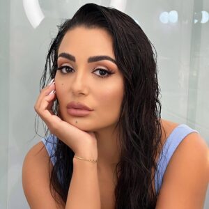 Dima Al Jundi Instagram - كثيراً ما تبوح العين 👁️ بشيءٍ تاه اللسان عن قوله !!
-
#Dima_aljundi #uae #dubai #mydubai #abudhabi #saudiarabia #qatar #bahrain #kuwait #jordan #eygept #syria #lebanon #iraq #palestine #morocco #algeria #oman #tunisia #celebrity #explore #makeup #hairstyle #ديمة_الجندي
-
@laurancebeautysalon