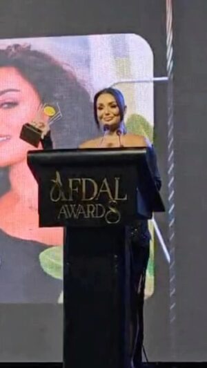 Dima Al Jundi Instagram - تكريمي للمرة الأولى تحت عنوان #عشرون_عاماً_من_النجاح الصامت في #لبنان البلد اللي تعلمت منه حب الفن الأصيل ومع نجوم كبار أنا بحترم تاريخهم شي كتير كبير وبيكبر القلب
شكراً #مهرجان_أفضل ولكل شخص شارك بإني أحظى بهالتكريم #شكراً #لبنان الحلو ❤️ وشكراً #مازن_النوري
#ديما_الجندي