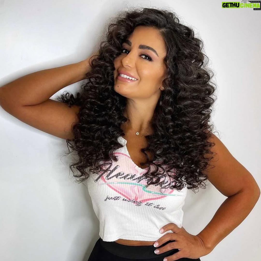 Dima Al Jundi - 29.7K Likes - صباحو ☀️ شو رأيكون بالشعر الكيرلي 👩🏽‍🦱 عليّي ؟ حلو 😅 ؟ 
-
#ديمة_الجندي #dima_aljundi #uae #mydubai #dubai #abudhabi #curlyhair #newhairstyle #saudiarabia #bahrain #qatar #hairideas #hair
-
@laurancebeautysalon 
@samkaaekate