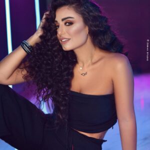 Dima Al Jundi Instagram - أحّب اللّون الأسود 🖤 أشعر و كأنّي نجمة ⭐️ ترتدي السماء ..
_
I love the color black , It makes me feel like a star wearing the sky 😌
-
#dima_aljundi #uae #dubai #mydubai #abudhabi #explore #bahrain #saudiarabia #expo2020 #kwuait #qatar #blackclover #blackoutfit #ديمة_الجندي