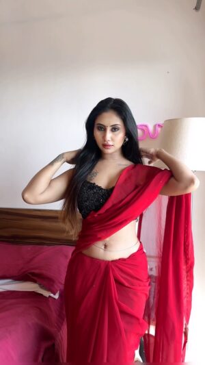 Dimple Paul Instagram - Panghat pe ♥️🔥🌹

#transition #viral #reels #trendingreels #red #dimplepaul #explore