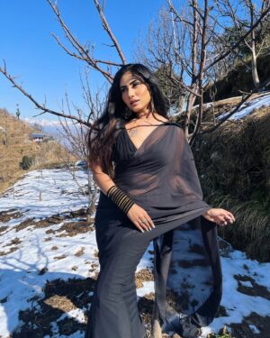 Dimple Paul Instagram - Living my bollywood moment 🎬🤍❄️
#snow #love #cute #saree #dimplepaul