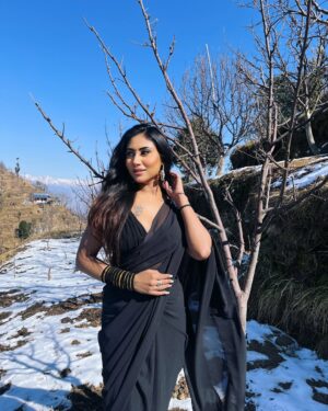 Dimple Paul Instagram - Living my bollywood moment 🎬🤍❄️
#snow #love #cute #saree #dimplepaul
