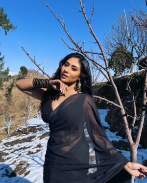 Dimple Paul Instagram - Living my bollywood moment 🎬🤍❄️
#snow #love #cute #saree #dimplepaul