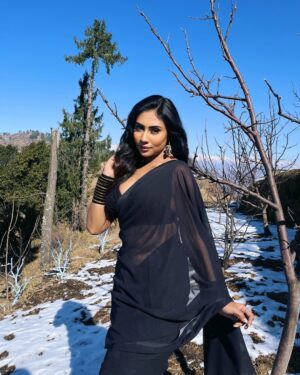 Dimple Paul Instagram - Living my bollywood moment 🎬🤍❄️
#snow #love #cute #saree #dimplepaul
