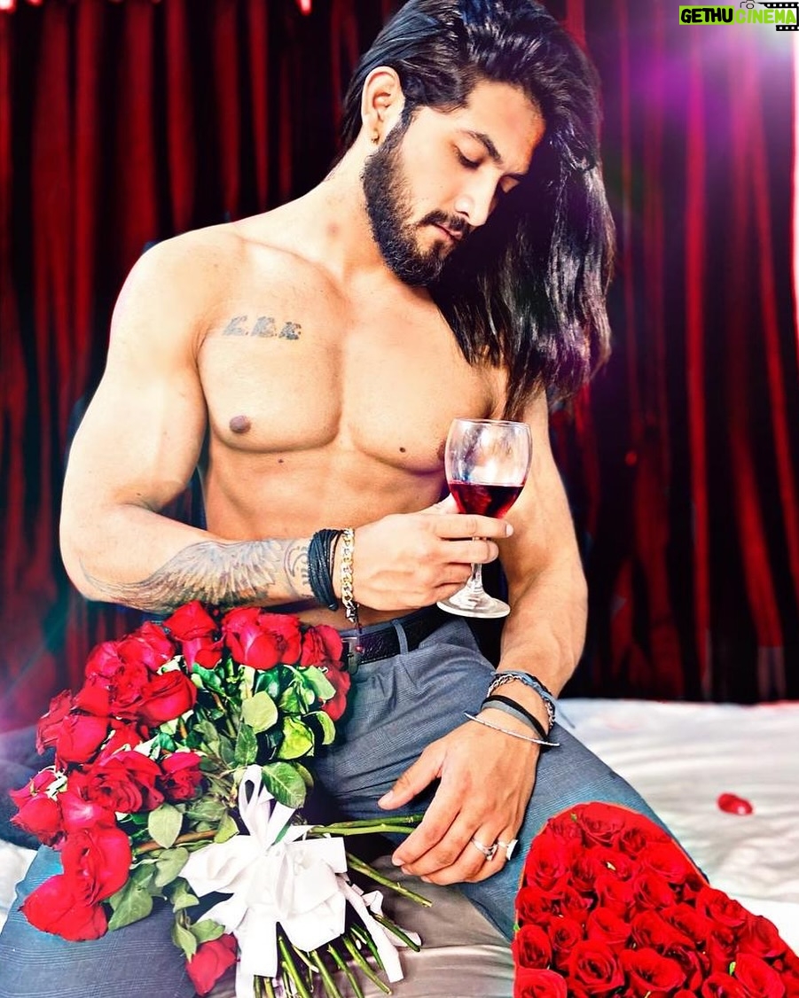 Dimple Paul - 9K Likes - So, lemme raise a toast 🥂 
To the guy i love the most ____ @kanishk_205 ♥️

Bdayyyy hai 😍 the last picture is my personal favourite 😘

#birthday #love #kanishkbhatt
