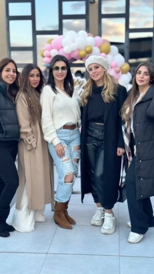 Dina Fouad Instagram - الناس الحلوه وكمان الناس الحلوه اللى بتتشال ع الراس شكرا بجد اليوم كان حلو بيكوا ربنا ميحرمنى منكم ودايما مع بعض فى الفرح فرحتنونى وفرحتوا زينه ربنا يديم المحبه والعشره الطيبه ❤️ بحبكوا من قلبى ❤️ @halashehata_1 @emanelassiofficial @ @loulou_safwat @mixydou @tomaelassii @hanan_elwan3 @safa_safwat @rawaanelkhawaas @lanatawfeek @nadia.elseddick85 @zeinaabdelaziz_ @rittajeissa