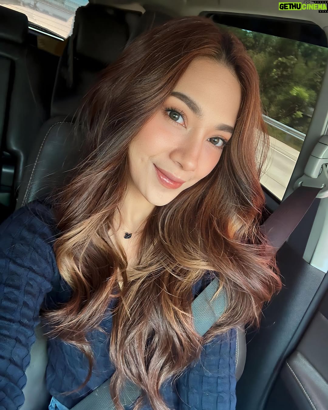 Dinda Kirana - 93.1K Likes - Little bit obsessed w/ my new hair color! 🤷🏻‍♀️✨
