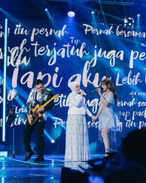 Dinda Kirana Instagram - A night of glitz at the @sctv Awards 2024 āØwe celebrated artistry, dedication, and unforgettable friendships. Hereās to many more magical nights like this! š
.
mua @danybarca22
stylist @wanda_haraa
dress @jessiegunawanstudio
shoes @louboutinworld
earpiece @noma_id
hairdo @opick_hairstylist
photographer @snap.nuel @ejaale
