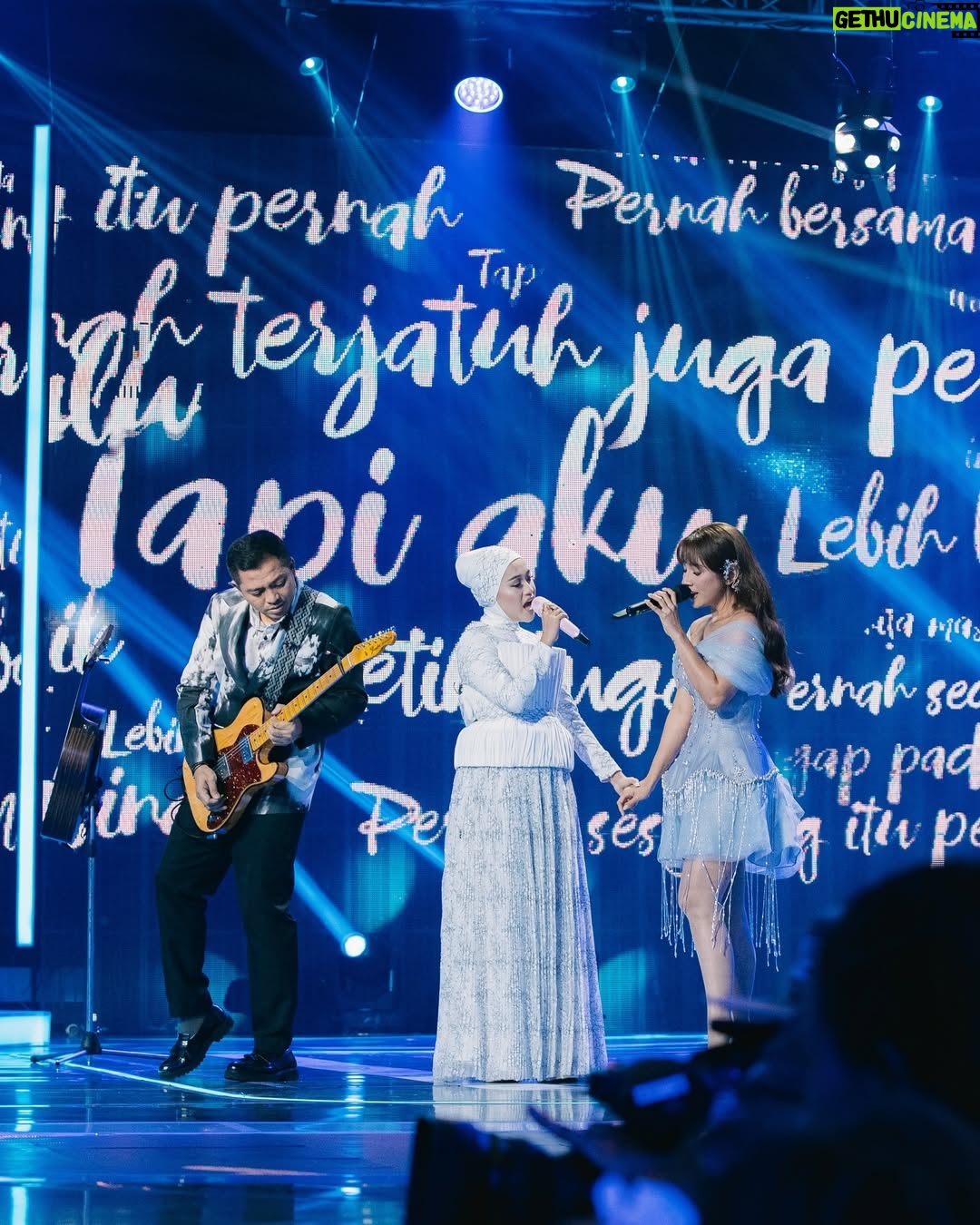Dinda Kirana - 114.5K Likes - A night of glitz at the @sctv Awards 2024 ✨we celebrated artistry, dedication, and unforgettable friendships. Here’s to many more magical nights like this! 💙
.
mua @danybarca22 
stylist @wanda_haraa 
dress @jessiegunawanstudio 
shoes @louboutinworld 
earpiece @noma_id 
hairdo @opick_hairstylist 
photographer @snap.nuel @ejaale