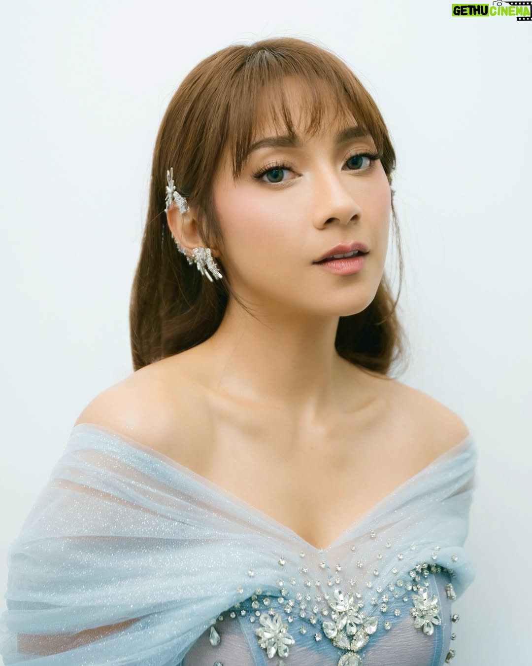 Dinda Kirana - 114.5K Likes - A night of glitz at the @sctv Awards 2024 ✨we celebrated artistry, dedication, and unforgettable friendships. Here’s to many more magical nights like this! 💙
.
mua @danybarca22 
stylist @wanda_haraa 
dress @jessiegunawanstudio 
shoes @louboutinworld 
earpiece @noma_id 
hairdo @opick_hairstylist 
photographer @snap.nuel @ejaale