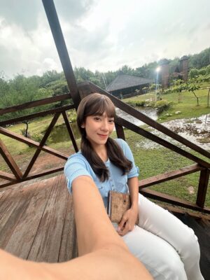 Dinda Kirana Instagram - Sepertinya aku jadi yang paling terakhir pamit di sini. bukan karena lupa, tapi karena terlalu istimewa untuk sekadar diucapkan cepat-cepat.
Luka Cinta bukan hanya judul, tapi perjalanan panjang penuh tawa, lelah, dan air mata⦠dan ternyata dicintai oleh begitu banyak hati.
This journey drained my energy, yet filled my heart with endless love from all of you.
From Salma, with love . Thank you for living this story with us š¤
