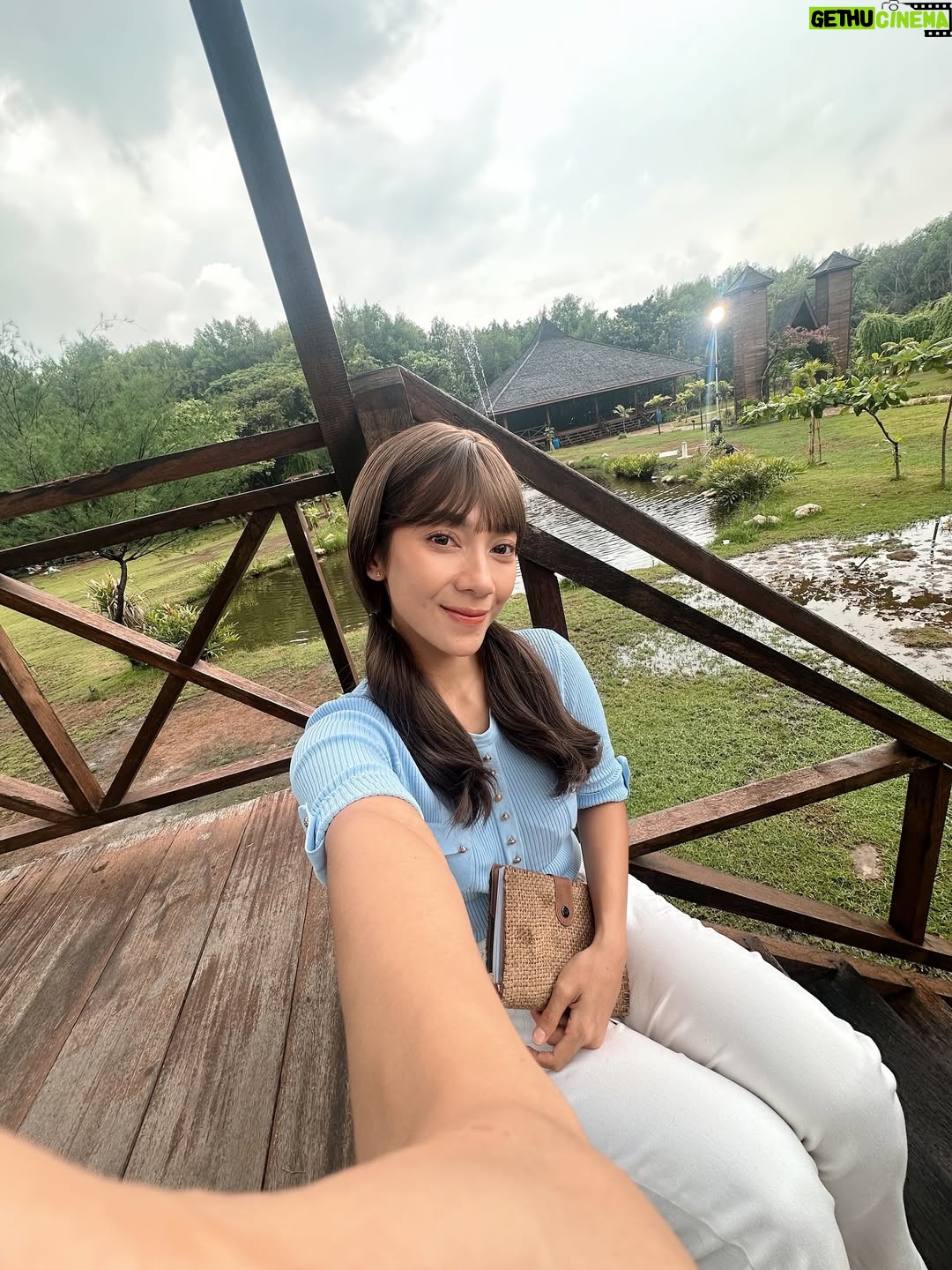 Dinda Kirana - 63K Likes - Sepertinya aku jadi yang paling terakhir pamit di sini. bukan karena lupa, tapi karena terlalu istimewa untuk sekadar diucapkan cepat-cepat. 
Luka Cinta bukan hanya judul, tapi perjalanan panjang penuh tawa, lelah, dan air mata… dan ternyata dicintai oleh begitu banyak hati.
This journey drained my energy, yet filled my heart with endless love from all of you. 
From Salma, with love . Thank you for living this story with us 🤍