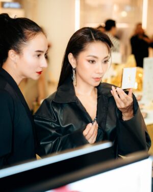 Dinda Kirana Instagram - Golden moments at #YSLHoliday Winter Fantasy Event ā embracing elegance with every sip ⨠@yslbeauty #YSLBeautyID
.
stylist @revashion
hair @studiok.id @kieferlippens
photographer @snap.nuel