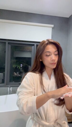 Dinda Kirana Instagram - Night time rituals ⨠unlocked š
here you goo!
⢠@lancomeofficial Galeteis Doucer milk cleansing ( all skin type )
⢠@mirae_indonesia cleansing device
⢠@dewha.id Gentle cleansing mouse & serum
⢠@loccitane @loccitane_id Almond Shower Oil, Almond Supple skin oil & Almond Milk firming concentrate body lotion
⢠@freshbeauty Black Tea Age-Delay eye concentrate
⢠@drbronner peppermint organic lipbalm
⢠@lorealindonesia Elseve hyaluron moosture ( rambut )
⢠@ecotools_id body brush
#nightroutine