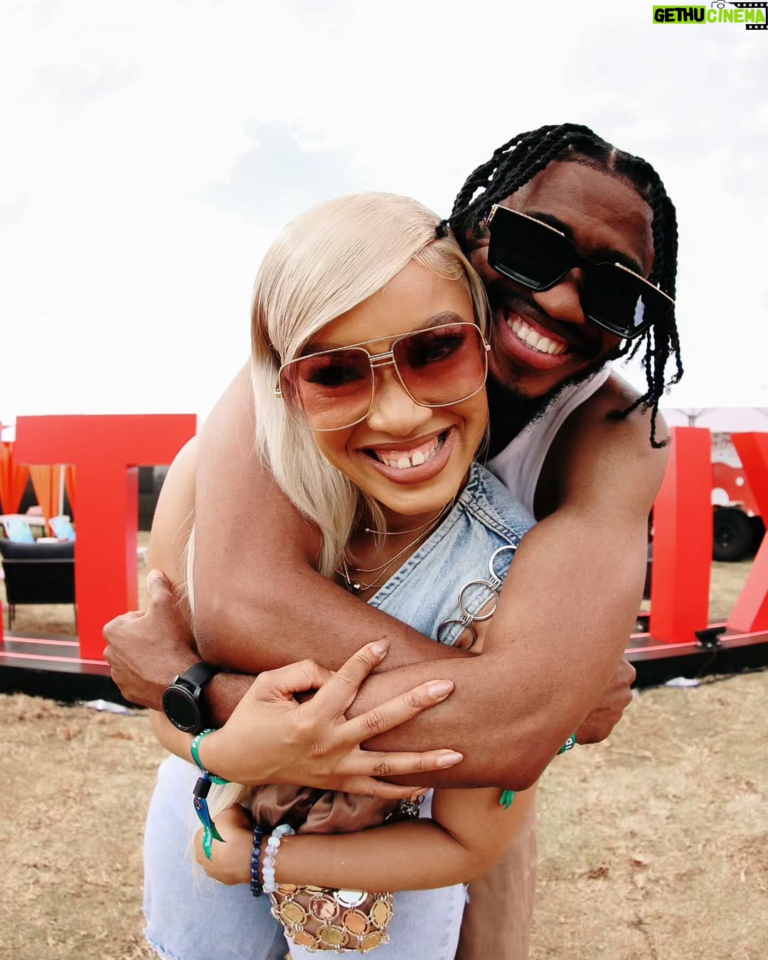 Dineo Langa - 58.4K Likes - Hey Neighbour Fest Day 1 recap! iWeekend enkulu started a little something like this! 💃🏼🎉🍾🥂🥳🙌🏼😍

Don't panic. The recap reel is coming. Ga e 1 fela le shebe dinepe ko Instagram ganyane.

They weren't lying when they said #ItsAFullHouse there ga Netflix. Re jele monate o serious!

Makeup 💄: @preciousxabamakeup 
Hair 👑: @hlayisani.cm