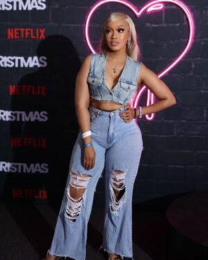 Dineo Langa Instagram - Hey Neighbour Fest Day 1 recap! iWeekend enkulu started a little something like this! 💃🏼🎉🍾🥂🥳🙌🏼😍
Don't panic. The recap reel is coming. Ga e 1 fela le shebe dinepe ko Instagram ganyane.
They weren't lying when they said #ItsAFullHouse there ga Netflix. Re jele monate o serious!
Makeup 💄: @preciousxabamakeup
Hair 👑: @hlayisani.cm