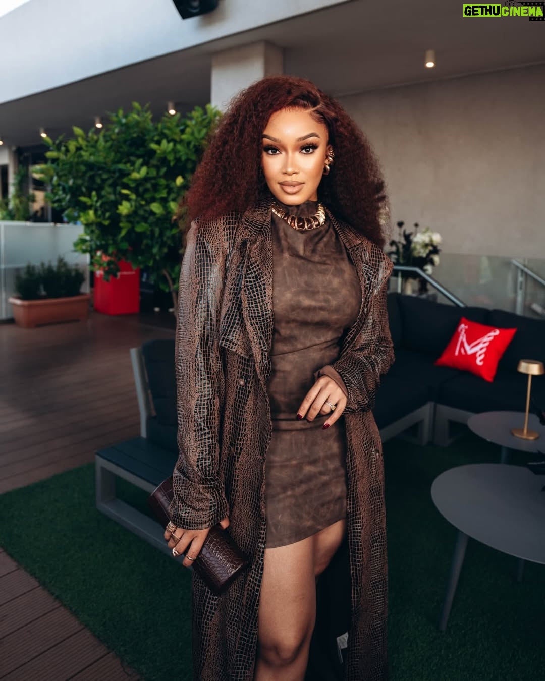 Dineo Langa - 58.7K Likes - Let's end Sunday off well, shall we?!

My Husband's wife bro... 🤞🏼🤞🏼🤞🏼

📸 @rtc_studios 

HENNESSY Courtside Experience