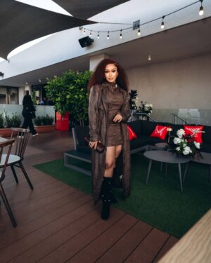 Dineo Langa Instagram - Let's end Sunday off well, shall we?!
My Husband's wife bro... 🤞🏼🤞🏼🤞🏼
📸 @rtc_studios
HENNESSY Courtside Experience