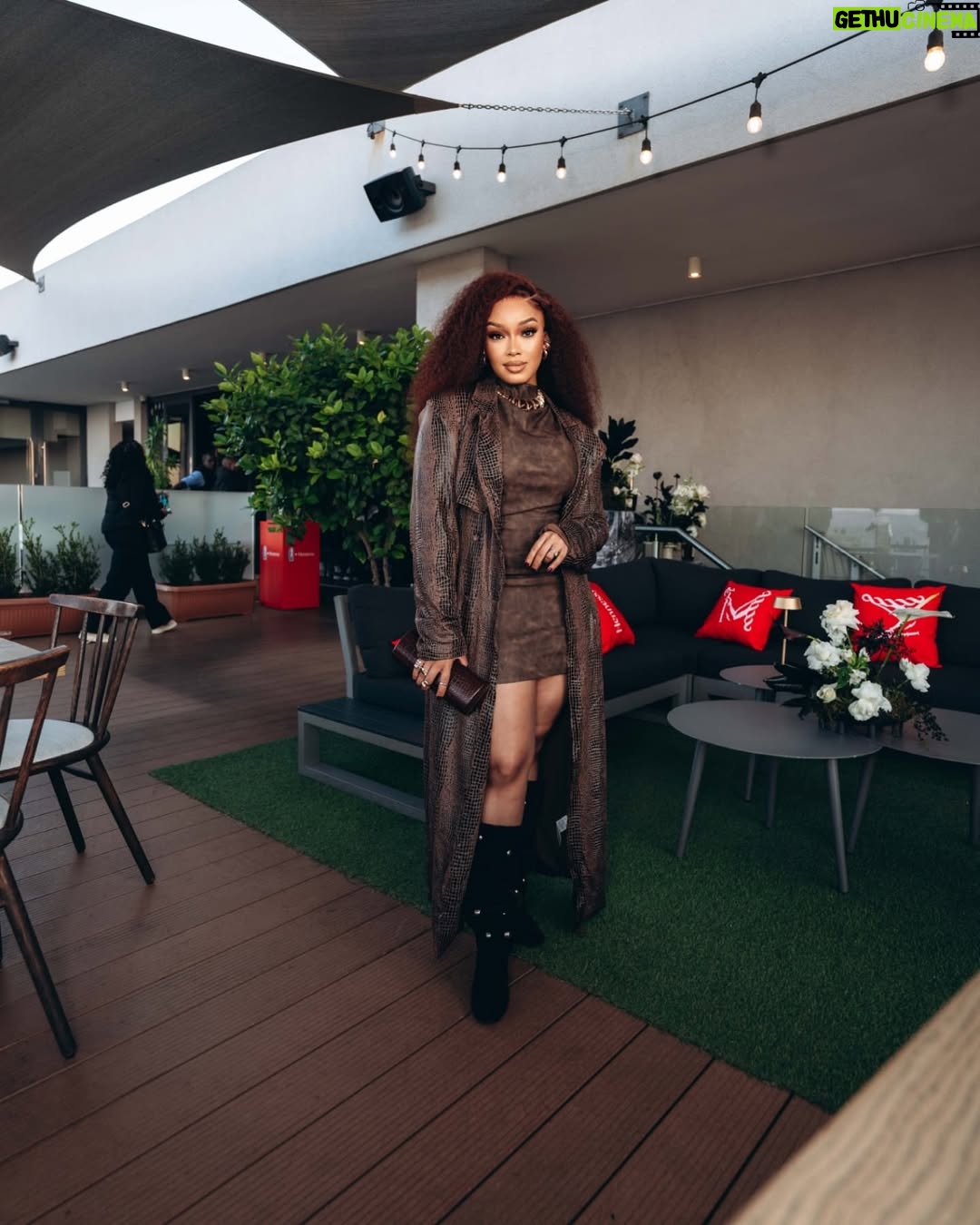 Dineo Langa - 58.7K Likes - Let's end Sunday off well, shall we?!

My Husband's wife bro... 🤞🏼🤞🏼🤞🏼

📸 @rtc_studios 

HENNESSY Courtside Experience