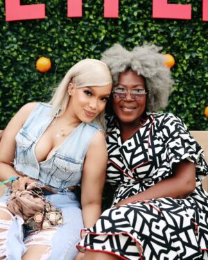 Dineo Langa Instagram - Hey Neighbour Fest Day 1 recap! iWeekend enkulu started a little something like this! 💃🏼🎉🍾🥂🥳🙌🏼😍
Don't panic. The recap reel is coming. Ga e 1 fela le shebe dinepe ko Instagram ganyane.
They weren't lying when they said #ItsAFullHouse there ga Netflix. Re jele monate o serious!
Makeup 💄: @preciousxabamakeup
Hair 👑: @hlayisani.cm