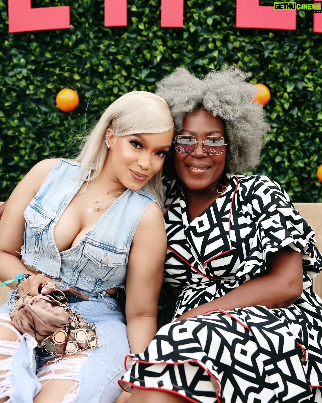 Dineo Langa - 58.4K Likes - Hey Neighbour Fest Day 1 recap! iWeekend enkulu started a little something like this! 💃🏼🎉🍾🥂🥳🙌🏼😍

Don't panic. The recap reel is coming. Ga e 1 fela le shebe dinepe ko Instagram ganyane.

They weren't lying when they said #ItsAFullHouse there ga Netflix. Re jele monate o serious!

Makeup 💄: @preciousxabamakeup 
Hair 👑: @hlayisani.cm